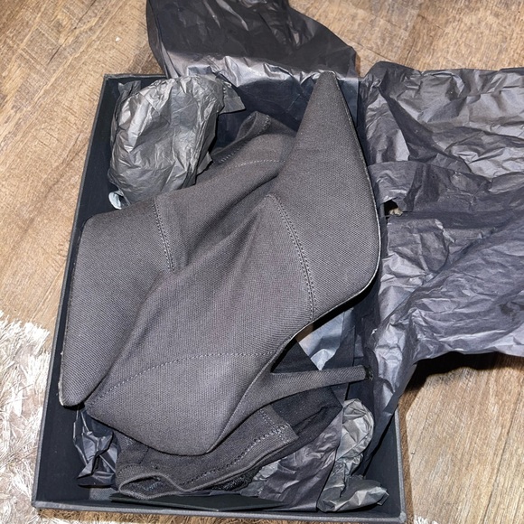 YEEZY - Picture 3 of 5